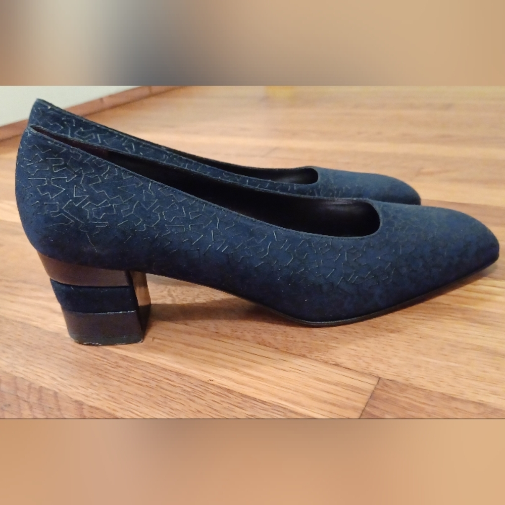 Salvatore Ferragamo navy blue patterned stack heel pumps sz 10